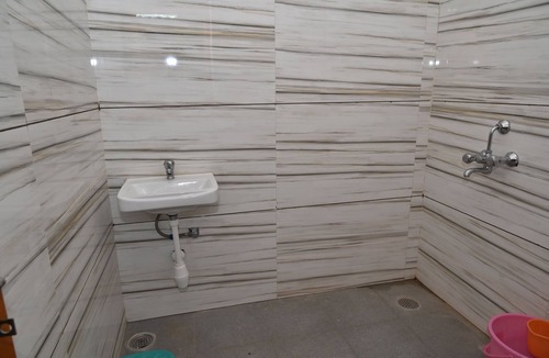 Merta Hotel | Cozy 1-bedroom hotel in welcoming Sindhlas with AC