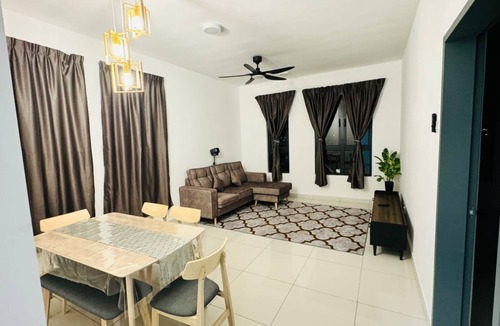Klang House | Cozy 2-bedroom apartment in charming Klang with WiFi, AC, fitness room
