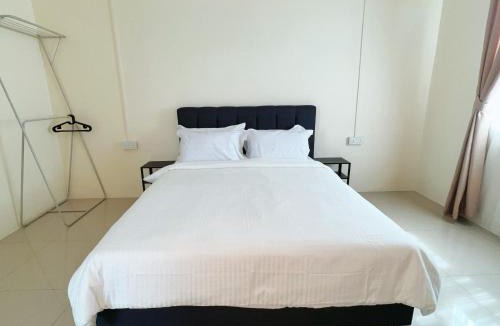 Nibong Tebal House | Cozy 2-Bedroom Balcony Suite with Living Room