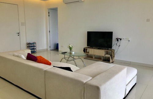Sungai Ara Apartment | Cozy 3BR Family Suites with Amazing View @ Level39