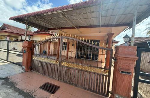 Kampung Guar Syed Alwi House | Cozy 3BR Fully Aircond At Tmn Guru Jaya, Kangar