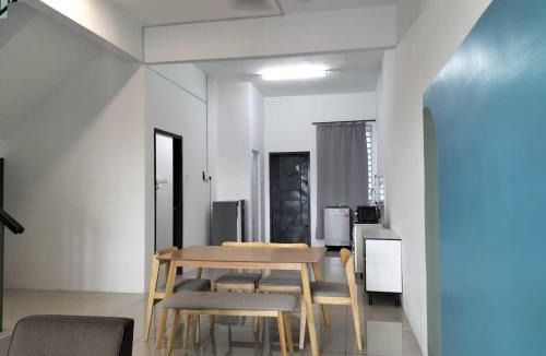 Kampung Keladi House | Cozy 4 bedrooms Double Storey Homestay, in front Kulim Central Mall