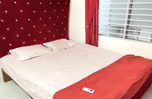 Dhanmondi Apartment | Cozy AC En-suite Bedroom in Dhanmondi Lakeside