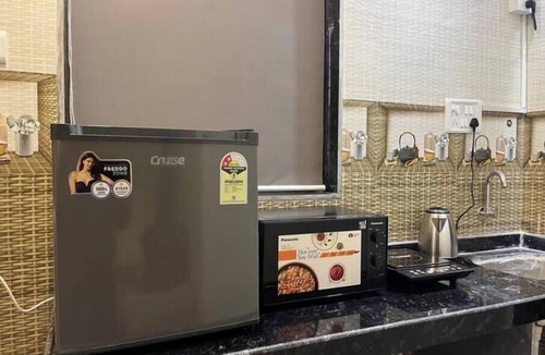 Khar Apartment | Cozy Central 1BHK in Bandra W