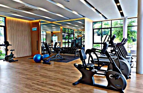 Kampung Batu Maung Apartment | cozy family stay seaview & airport view batu maung