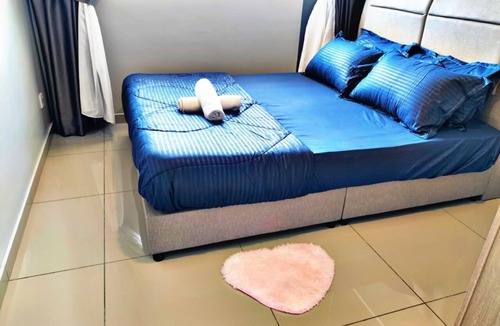Kampung Batu Maung Apartment | cozy family stay seaview & airport view batu maung