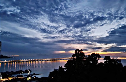 Kampung Batu Maung Apartment | cozy family stay seaview & airport view batu maung