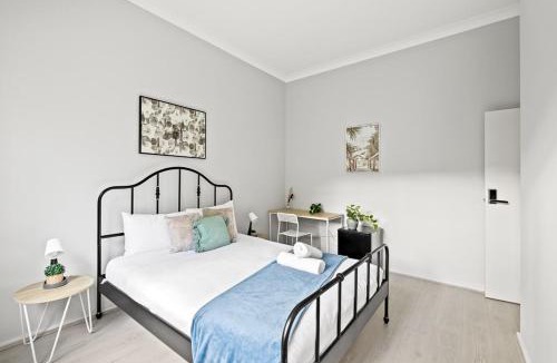 Lindfield House | Cozy Queen Room - Nearby Transport & Shop - Shared Bathroom