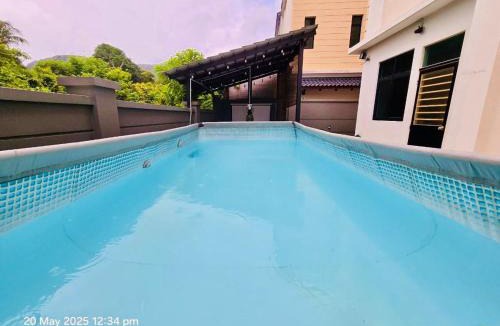 Batu Ferringhi House | Cozy Villa - Private Pool, 5BR, KTV, BBQ, PS5 just 3 Mins to Batu Ferringhi Beach!