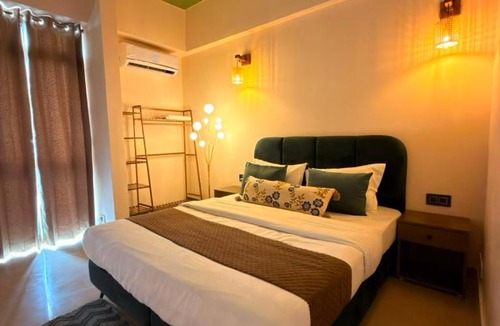 Auli Apartment | CozycoStays - 1BHK near LuLu, Medanta