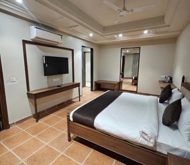 Adarsh Nagar Hotel | Crestmont Royals, Raja Park