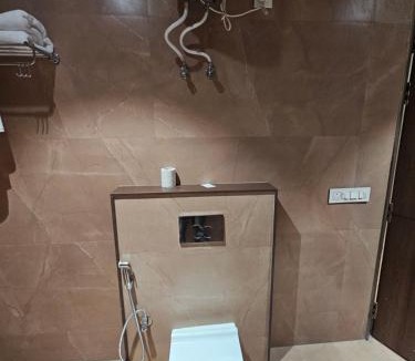 Adarsh Nagar Hotel | Crestmont Royals, Raja Park