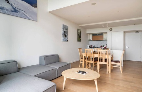 Crows Nest Apartment | Crows Nest Balcony Stay with BBQ