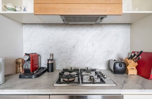 Crows Nest Apartment | Crows Nest Balcony Stay with BBQ