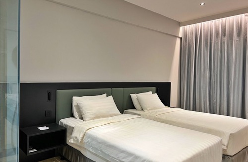 Kampung Bangkong Hotel | Crystal Crown Kuala Lumpur