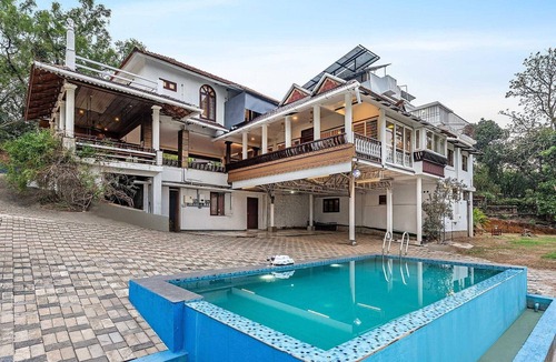 Changanacherry House | DanCenter Lakshmipuram Palace by CheckIn