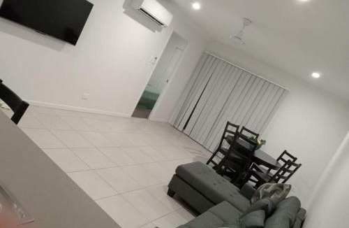 Deebing Heights House | Deebing Hideaway - Harmony Haven