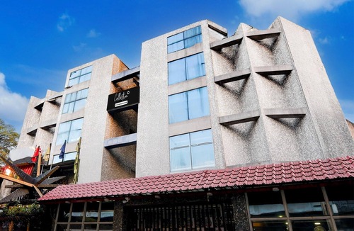 Ballygunge House | Deluxe Circus Avenue Road Hotel Rockstar