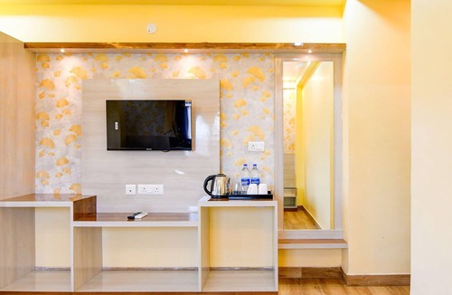 New Town House | Deluxe Rosedale Reliance Guest House