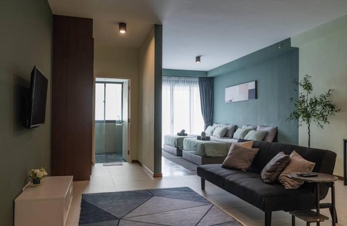 Seri Tanjung Pinang Apartment | Deluxe Seaview Suite Twin Bed by The Only Bnb