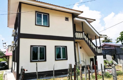 Kampung Kedawang Ski Chalet | Deluxe Triple Room W/Balcony & Private Bathroom