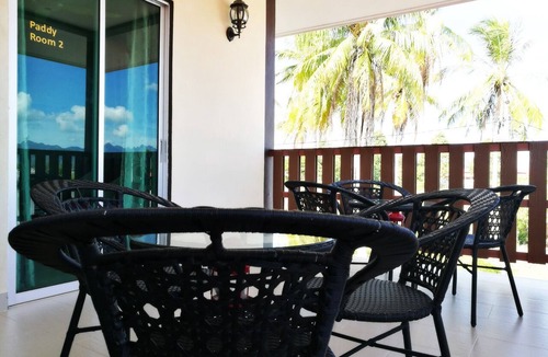 Kampung Kedawang Ski Chalet | Deluxe Triple Room W/Balcony & Private Bathroom