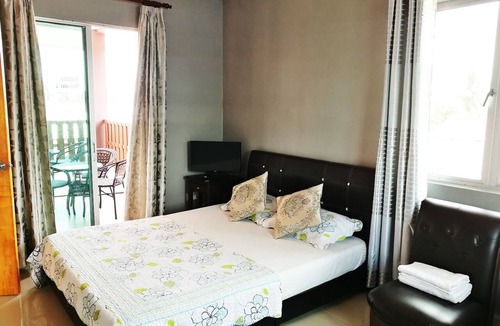 Kampung Kedawang Ski Chalet | Deluxe Triple Room W/Balcony & Private Bathroom