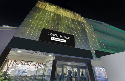 Mohali House | DeluxeHotel Hm Crystal