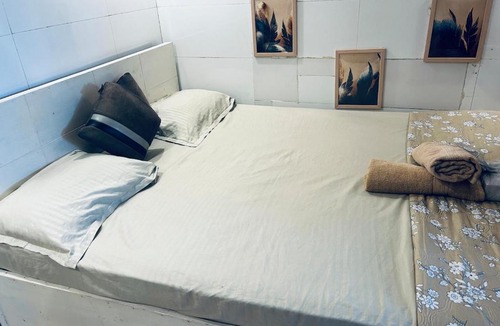 Bandra West Apartment | Den studio near carter sea