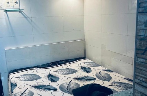 Bandra West Apartment | Den studio near carter sea