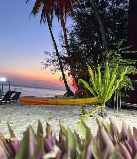 Pulau Lang Tengah Resort | DEWATI ROOMSTAY B&B