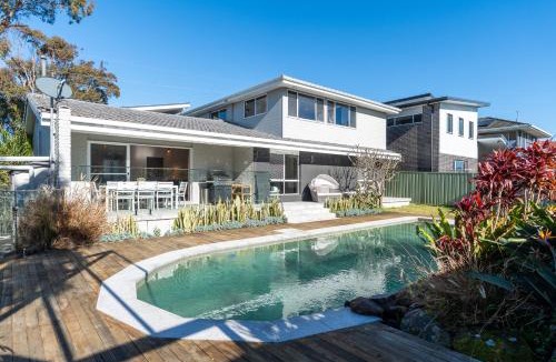 Budgewoi House | Diamond Head Manor - Pool, Water Views, Central