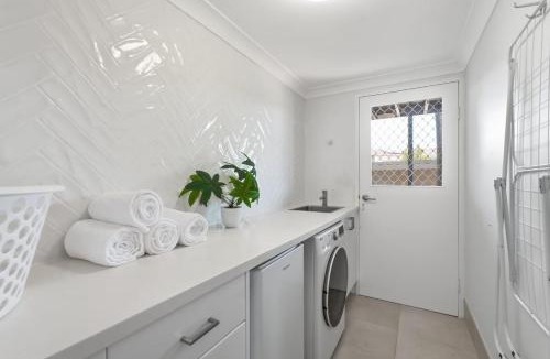 Sandy Beach Apartment | Diamond View - Relaxed Ocean Views, Pet Friendly