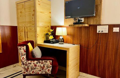 New Delhi Hotel | Divine Inn Hotel Near Rajouri Garden Main Market