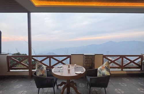 Sirala Hotel | Divine OAK Stay