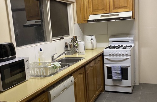 Doncaster House | Doncaster Westfield Shopping Mall Holiday House