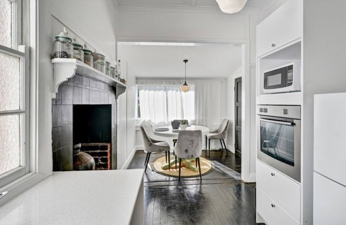 Tenterfield House | Donnelly House | Airconditioned bedrooms and living .