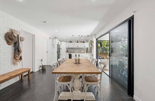Coffs Harbour House | Donovan's Guest House - Great Location, Pet Friendly, Pizza Oven