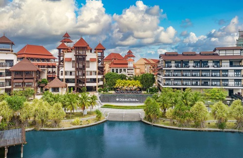 Putrajaya Hotel | DoubleTree by Hilton Putrajaya Lakeside
