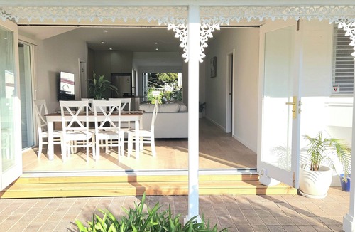 Windang House | Driftwood where the Lake meets the Sea