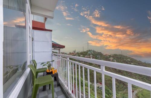 Kasauli Hotel | DUSK VIBES near mall roade kasauli Entire 1-bedroom with private balcony with delicious food