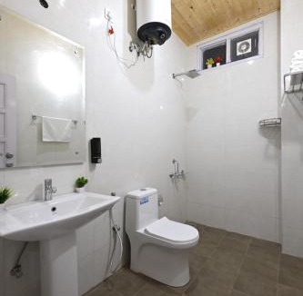 Kasauli Hotel | DUSK VIBES near mall roade kasauli Entire 1-bedroom with private balcony with delicious food