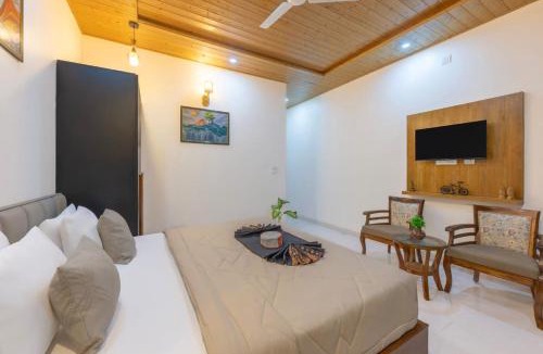 Kasauli Hotel | DUSK VIBES near mall roade kasauli Entire 1-bedroom with private balcony with delicious food