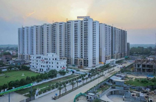 Gomti Nagar Apartment | Easytrip- Swimming poolside living