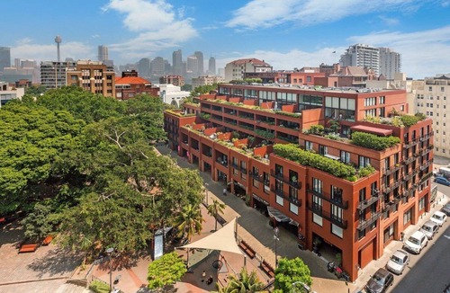 Kings Cross Apartment | Eccentric exec 1BR apartment in Potts Point hub - with a pool
