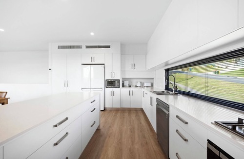 Woolgoolga House | Echoes Luxury Residence, Pet Friendly Walk to Cafes