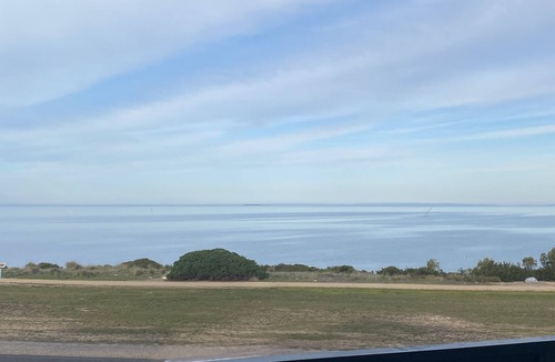 Melville House | Edithburgh Sea Views-2 storey holiday home with pool table! Off peak special!