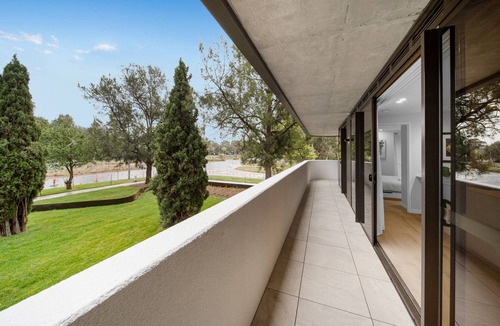 Dickson Apartment | Elegant 2-Bed by Lyneham Wetlands near the CBD