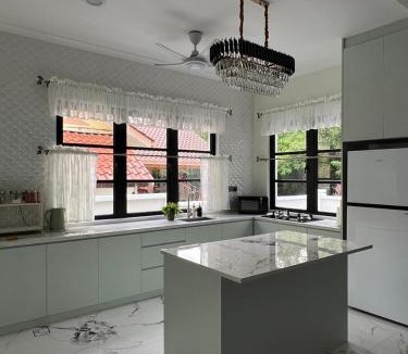 Ayer Panas House | Elite Cozy Home 5BR5B, BBQ, Karaoke, Netflix, Near MITC