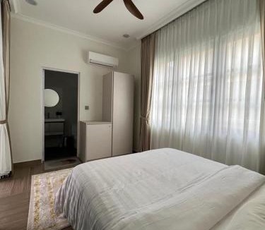 Ayer Panas House | Elite Cozy Home 5BR5B, BBQ, Karaoke, Netflix, Near MITC